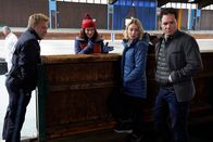 Die Rosenheim-Cops – Pathologin Mai (Sina Wilke, 2.v.l.) erläutert Polizeihauptmeister Mohr (Max Müller, l.) und den Kommissaren Winter (Vanessa Eckart, 2.v.r.) und Aubinger (Thomas Birnstiel, r.) den möglichen Tathergang.