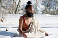 Was uns heilig ist – In Nepal wenden die buddhistischen Mönche den Blick vom Himmel ab und suchen die Weisheit in ihrem inneren Selbst. Konchoc Palden befreit sich bei der Meditation von allen materiellen Zwängen und führt ein abgeschiedenes Dasein in Mustang.