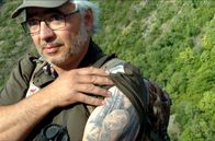 Die Pyrenäen – Ein Wildhüter in den Pyrenäen zeigt sein Bärentattoo.