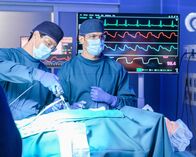 The Good Doctor – (v.li.): Will Yun Lee (Dr. Alex Park), Nicholas Gonzalez (Dr. Neil Melendez).