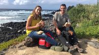 Wunderschön! – Tamina Kallert (l) und Wanderführer Tiago Botelho machen ein Picknick an der Küste von Mosteiros auf der Hauptinsel Sao Miguel.