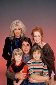 Wer ist hier der Boss? – Angela Bower (Judith Light, hi.li.), Mona Robinson (Katherine Helmond, hi.re.), Tony Micelli (Tony Danza, Mi.), Jonathan Bower (Danny Pintauro) und Samantha Micelli (Alyssa Milano)