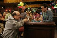 It's Always Sunny in Philadelphia – Frank (Danny DeVito, l.) treibt es auf die Spitze und will auch das Glücksspiel im Pub ermöglichen. Mit allen Konsequenzen...