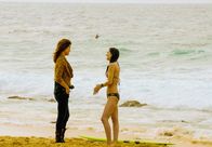 Hawaii Five-0 – Kono (Grace Park, l.) bemerkt, dass ihr Freund Adam ein Geheimnis hat. Mit Catherines (Michelle Borth, r.) Hilfe will sie herausfinden, was dahinter steckt ...