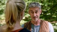 Rote Rosen – Will Heiner (René Dumont, r.) Britta (Jelena Mitschke, l.) bei ihren Celloübungen provozieren? Eine gemeinsame Pilzsammelaktion hebt die Stimmung.