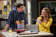 Outmatched - Allein unter Genies – Mike (Jason Biggs, l.); Kay (Maggie Lawson, r.)