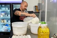 Auf und davon – Mike Hostettler bei der Zubereitung des Waffelteigs