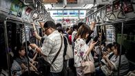 Big Data – Navigationssatelliten im All machen es möglich, sich mithilfe eines Smartphones zu orientieren. Apps verwenden dazu den eigenen Standort, um den Nutzenden den Weg zum Zielort zu schildern.