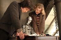 Hugo Cabret – Kaum hat Hugo (Asa Butterfield, l.) mit Isabelles (Chloe Moritz, r.) Schlüssel das Uhrwerk aufgezogen haben, setzt sich der Automat tatsächlich in Bewegung und malt ein merkwürdiges Bild: Es zeigt den Mann im Mond, dem gerade eine Rakete ins rechte Auge geflogen ist ...