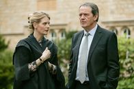 Lewis – Die Professorin Philippa Garwood (Andrea Lowe) hat gegenüber DI Robert Lewis (Kevin Whately) keine Erklärung dafür, wer ihren Mann umgebracht haben könnte.