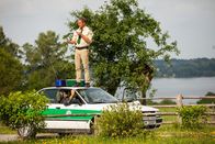 Hubert und Staller – Staller (Helmfried von Lüttichau, unten) gibt Hubert (Cristian Tramitz) Anweisungen zum Handyempfang.