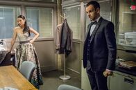 Elementary – Ihr aktueller Fall führt sie in die brutale Welt der Mafia: Dr. Joan Watson (Lucy Liu, l.) und Sherlock Holmes (Jonny Lee Miller, r.). Als in einem Fass eine Leiche ohne Kopf gefunden wird, deuten alle Hinweise darauf hin, dass es sich bei dem Toten um den Mafioso Bobby Pardillo handelt ...