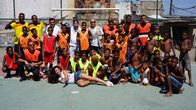 Verrückt nach Meer – Gaststar Fernanda Brandao, Kreuzfahrtdirektor Thomas Gleiß und Kapitän Morten Hansen besuchen die nicht befriedete Favela Jacarezinho und treffen Elias Junior, der dort ein Fußballprojekt für Straßenkinder leitet. Gruppenfoto mit der Fußballmannschaft.