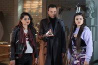 Charmed – (v.l.n.r.) Mel Vera (Melonie Diaz); Harry Greenwood (Rupert Evans); Maggie Vera (Sarah Jeffery)