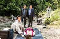 Watzmann ermittelt – In der Ache wird eine junge Frau (Komparsin, liegend) tot aufgefunden. Sonja Bitterling (Genoveva Mayer, l.) untersucht die Leiche. Jerry Paulsen (Peter Marton, l.) und Benedikt Beissl (Andreas Giebel, vorne, r.) warten auf erste Hinweise wie die Frau ums Leben kam.