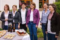 Landfrauenküche – Von links: Marie-Luise Hornstein, Manuela Thalhammer, Silvia Deinhard, Anne Leichtenstern, Michaela Gerstner-Scheller und Maria Bogner.