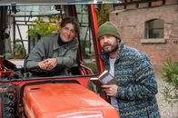 SOKO Stuttgart – Trügerische Idylle? Das Winzerehepaar Marie Holler (Marie Rönnebeck) und Henry Engler (Matthias Ziesing) sind ein eingespieltes Team, als jedoch Maries Schwester Anna ermordet wird, geraten auch die beiden unter Tatverdacht. Dass Henry seit einem Unfall unter anterograder Amnesie leidet und neue Erinnerungen lediglich für 5 Stunden abspeichern kann, erschwert die Ermittlungsarbeit der Stuttgarter Kommissare enorm.