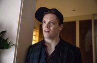 Labaule und Erben – Nach einer Idee von Harald Schmidt Tristan (Lukas Rüppel) kann es nicht fassen: Er hat so großartige Ideen für die Modernisierung des Verlags und trotzdem dreht sein Vater ihm den Geldhahn zu!