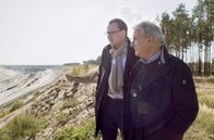 Village X – Jan-Henrik (li.) im Gespräch mit dem Bürgermeister (re.): Wie sieht er den Strukturwandel in der Region?