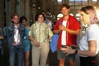Reporter – An ihren «Treffpunkten» begleitet Anna Rosenwasser queere Jugendliche, die neu in der Community sind, an Partys.