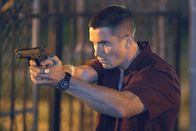 Harsh Times - Leben am Limit – Auf einer gemeinsamen Tour beichtet Davis (Christian Bale) seinem Freund Mike, dass er im Kofferraum 20 Kilo Marihuana versteckt hat. Als Mike sich wenig begeistert darüber zeigt, droht die Situation zu eskalieren ...