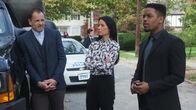Elementary – (v.l.n.r.) Sherlock Holmes (Jonny Lee Miller); Dr. Watson (Lucy Liu); Detective Marcus Bell (Jon Michael Hill)