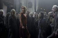 Silent Hill – Rose (Radha Mitchell) flieht, als es erneut dunkel wird, in die örtliche Kirche, die von einer Gruppe Menschen als Unterschlupf benutzt wird.