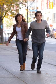 Man Seeking Woman – Whitney (Minka Kelly, l.); Josh Greenberg (Jay Baruchel, r.)