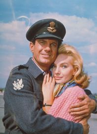 Kampfgeschwader 633 – Maria Perschy (Hilde Berman) und Commander Roy Grant (Cliff Robertson).