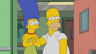 Die Simpsons – Marge (l.); Homer (r.)
