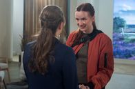 Rote Rosen – Mia (Leonie Beuthner, l.) versucht Franziska (Sofie Junker, r.) zu überreden, mehr Zeit mit ihrer Mutter zu verbringen.