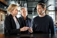 SOKO Leipzig – Ina Zimmermann (Melanie Marschke, l.) und Jan Maybach (Marco Girnth, M.) sprechen im Sokobüro mit Edgar Deege (Max Wagner, r.), dem Verlobten von Lena Biehl.