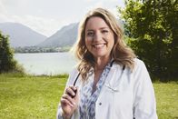 Die Landarztpraxis – Dr. Sarah König (Caroline Frier) Dateiname: 2777187.tif; Rechtehinweis: Dieses Bild darf bis eine Woche nach Ausstrahlung honorarfrei fuer redaktionelle Zwecke und nur im Rahmen der Programmankuendigung verwendet werden. Spaetere Veroeffentlichungen sind nur nach Ruecksprache und ausdruecklicher Genehmigung der Seven.One Entertainment Group GmbH moeglich. Nicht fuer EPG! Verwendung nur mit vollstaendigem Copyrightvermerk. Das Foto darf nicht veraendert, bearbeitet und nur im Ganzen verwendet werden. Es darf nicht archiviert werden. Es darf nicht an Dritte weitergeleitet werden. Aneinanderreihung/Zusammenlegung/Kopplung von Bildern zum Zweck der Erstellung von Slide-Shows o.ä. nicht gestattet; Verbindung/Einfügen/Anfügen von Werbung nicht gestattet. Bei Fragen: foto@seven.one Voraussetzung fuer die Verwendung dieser Programmdaten ist die Zustimmung zu den Allgemeinen Geschaeftsbedingungen der Presselounges der Sender der Seven.One Entertainment Group GmbH.