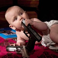 Kleptomami – Baby mit Waffe