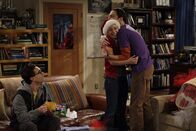 The Big Bang Theory – Weihnachten wird für alle eine Überraschung: Leonard (Johnny Galecki, l.), Penny (Kaley Cuoco, M.) und Sheldon (Jim Parsons, r.) ...
