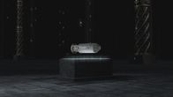 Strangest Things – Die Fledermausbombe sieht aus wie eine herkömmliche Bombe und ist etwa eins Komma fünf Meter hoch. Anders als bei anderen Bomben ist ihr zylindrischer Körper mit winzigen Löchern versehen.