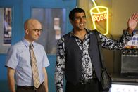 Community – Weil der rassistische Komiker Gupta Goopti Gupta (Jay Chandrasekhar, r.) am Greendale College auftreten wird, haben anonyme Hacker Dean Pelton (Jim Rash, l.) und dem Rest des Colleges angedroht, deren E-Mails zu veröffentlichen ...