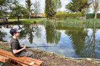 Unser Dorf hat Wochenende – Remstädt hat einen frisch sanierten Angelteich mit neuer Uferbefestigung, Naturschutzzone und großer Artenvielfalt bei den Fischen.