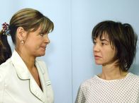 In aller Freundschaft – MDR Fernsehen IN ALLER FREUNDSCHAFT FOLGE 257, "Zwischen den Zeilen" Uhr. Bei genaueren Untersuchungen von Laras (Anja Franke) Blutbild, stellt sich heraus, dass sie gar keinen Krebs hat und Yvonne (Maren Gilzer) konfrontiert sie damit. Enttäuscht wendet sie sich von Lara ab.