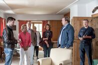 SOKO Kitzbühel – v.li.: Lukas Roither (Jakob Seeböck), Gräfin Schönberg (Andrea L'Arronge), Hannes Kofler (Heinz Marecek), Pflegerin (Irene S), Mirijam Weissenbach (Marthe Lola Deutschmann), Manuel Hubmann (Michael A. Grimm), Kroisleitner (Ferry Öllinger).