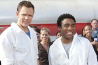 Community – Haben die Aufgabe den Flugsimulator des Colleges auf Vordermann zu bringen: Jeff (Joel McHale, l.) und Troy (Donald Glover, r.) ...