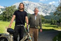 Die Bergretter – Markus Kofler (Sebastian Ströbel, l.) und Franz Marthaler (Heinz Marecek, r.) sind verdutzt: Peter Herbrechter hat das Mofa seines Lieblingsfeindes Franz versehentlich überfahren und bietet gleich widerstandslos an, den Schaden zu ersetzen. Irgendwas stimmt da nicht