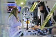 Navy CIS – Hat Dr. Janice Brown (Lucy Davis, l.) etwas mit dem aktuellen Fall zu tun, den Abby (Pauley Perrette, r.) und das restliche Team bearbeiten?; Hat Dr. Janice Brown (Lucy Davis, l.) etwas mit dem aktuellen Fall zu tun, den Abby (Pauley Perrette, r.) und das restliche Team bearbeiten?