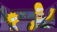 Die Simpsons – Lisa (l.) lernt Harper kennen, die sich sogleich mit ihr anfreundet. Als Harpers Vater Lisa und Homer (r.) zu einem Konzert einlädt, wird sehr schnell klar, dass Harpers Vater Mike ein ultrareicher Typ ist. Homer ist begeistert ...