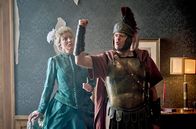Ghosts – Lagebesprechung der Geister: Wie spukt man am besten? Claudius (Max Giermann, re.) und Adelheid (Antje Widdra li.).
