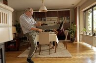 Rentnercops – Klaus (Hartmut Volle) trainiert, für den Fitnesstest.