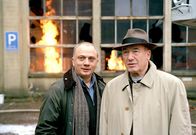 Tatort (SWR) – SWR Fernsehen TATORT: BIENZLE UND DER FEUERTEUFEL Uhr. Ernst Bienzle (Dietz Werner Steck) und Günter Gächter (Rüdiger Wandel) am Brandort.