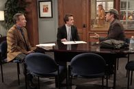 Last Man Standing – Der Banker Richard (Frankie Muniz, M.) kann Jim (Mike Rowe, r.) keinen Kredit für die Eröffnung einer neuen Filiale von Outdoor Man geben. Es sei denn, Mike (Tim Allen, l.) würde in das Geschäft mit einsteigen ...