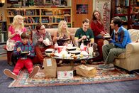 The Big Bang Theory – Endlich wieder alle vereint: Bernadette (Melissa Rauch, l.), Howard (Simon Helberg, 2.v.l.), Sheldon (Jim Parsons, 3.v.r.), Leonard (Johnny Galecki, 3.v.l.), Penny (Kaley Cuoco, M.), Raj (Kunal Nayyar, r.) und Amy (Mayim Bialik, 2.v.r.) ...
