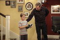 Last Man Standing – Nachdem er auf dem Highway einem Unfall nur knapp entgeht, traut sich Boyd (Flynn Morrison, l.) nicht mehr aus dem Haus. Mike (Tim Allen, r.) versucht alles, ihm die Angst zu nehmen. Mit Erfolg?